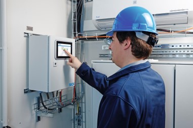 Técnico de mantenimiento comprobando el funcionamiento de un medidor de gas natural